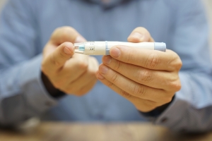 man is measuring the level of glucose in the blood